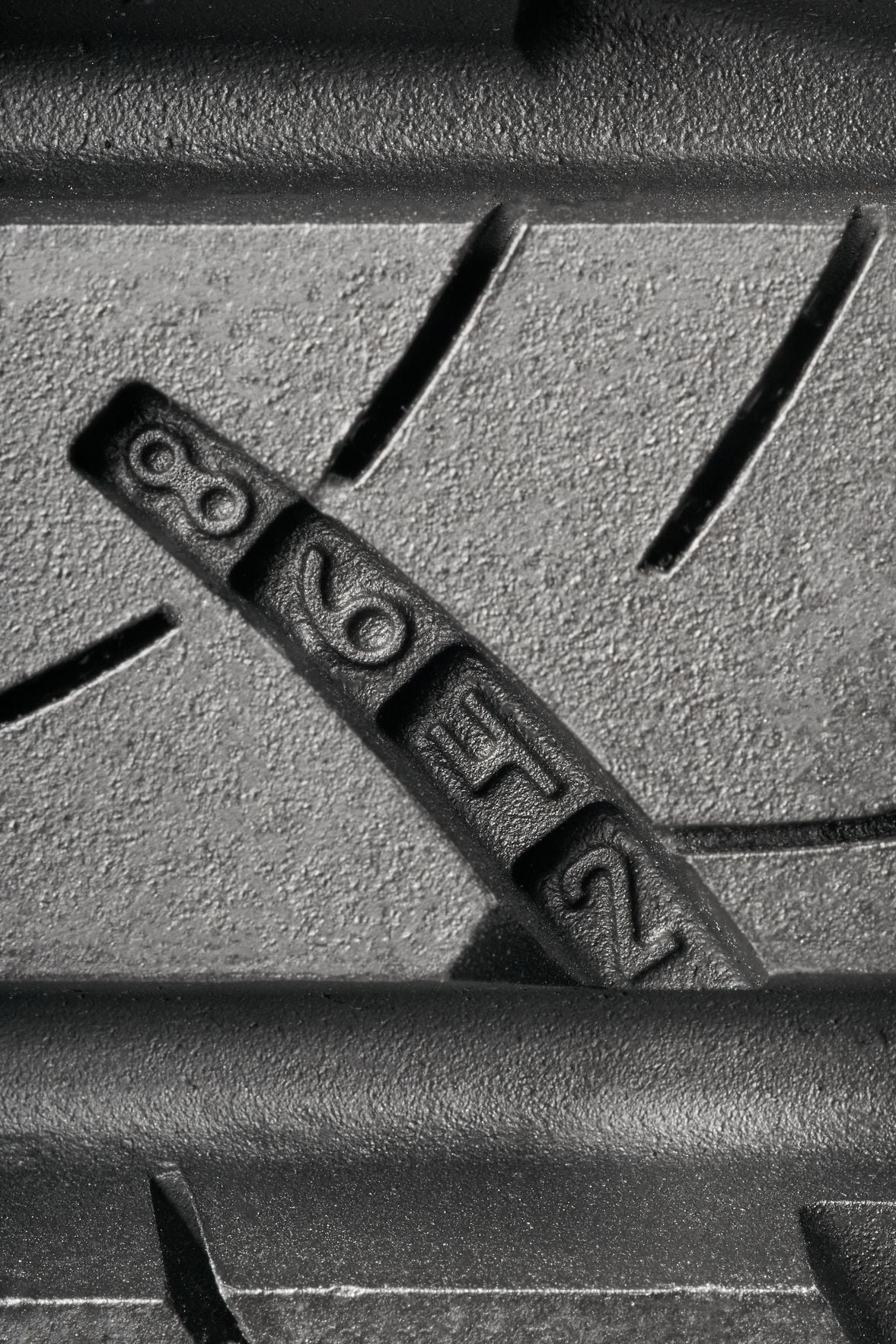 225/65R17 102H All-Season Tire Z944