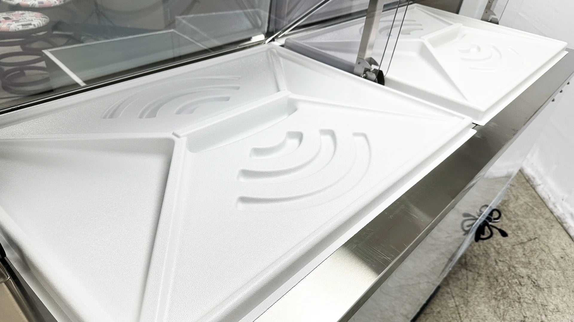 White 12 Tub Ice Cream Display Freezer Z7760