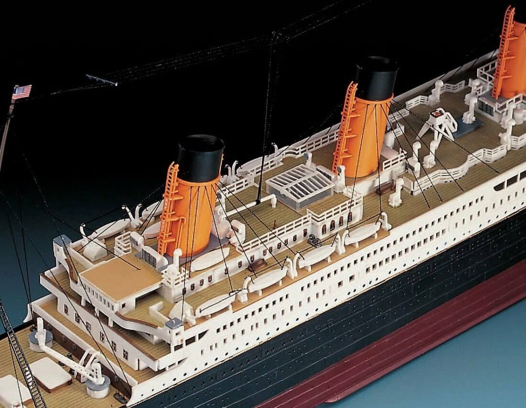1/400 Scale Plastic Titanic Kit C736191